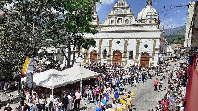 http://fronteradigital.com.ve/Instituciones educativas engalanaron 
la conmemoración de los 209 años del Paso de Bolívar por Tovar