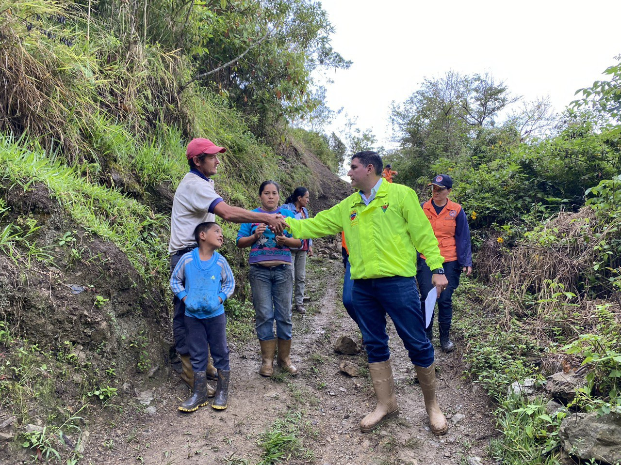 Diario Frontera, Frontera Digital,  Regionales, ,Gobernador Jehyson Guzmán atiende a familia afectada por derrumbe en la Pedregosa alta