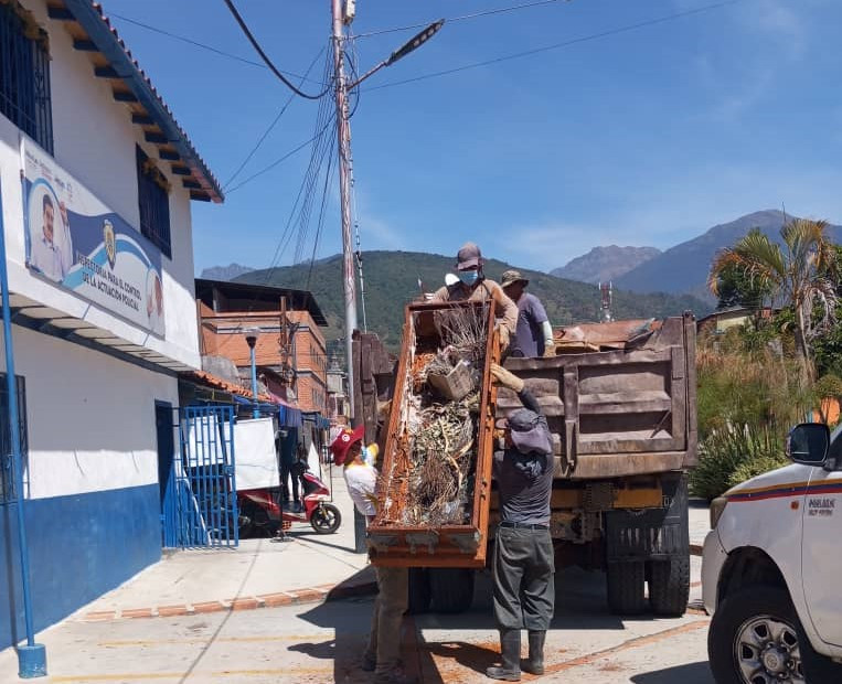 Diario Frontera, Frontera Digital,  Regionales, ,Alcalde Jesús Araque retomó operativo de recolección y bote de ataúdes en cementerios municipales