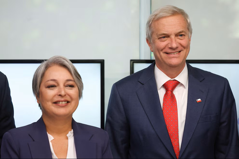 Diario Frontera, Frontera Digital,  Internacionales, ,La candidata presidencial chilena Jeannette Jara, representante de la coalición gobernante de izquierda y el candidato presidencial José Antonio Kast, del ultraderechista Partido Republicano (REUTERS/Pablo Sanhueza),Tras emitir su voto, Kast aseguró que Chile atraviesa “una situación muy compleja”: 
“Dejaremos la vida por reconstruir”