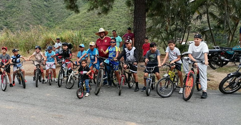 Diario Frontera, Frontera Digital,  Mocoties, ,Las actividades incluyeron la tradicional carrera de bicicletas para niños, el cochino encebado y el palo encebado, juegos que forman parte del acervo cultural de la región y que cada año congregan a familias enteras.,En San Francisco se reunió al pueblo para celebrar al santo patrono 
con ferias y fiestas
