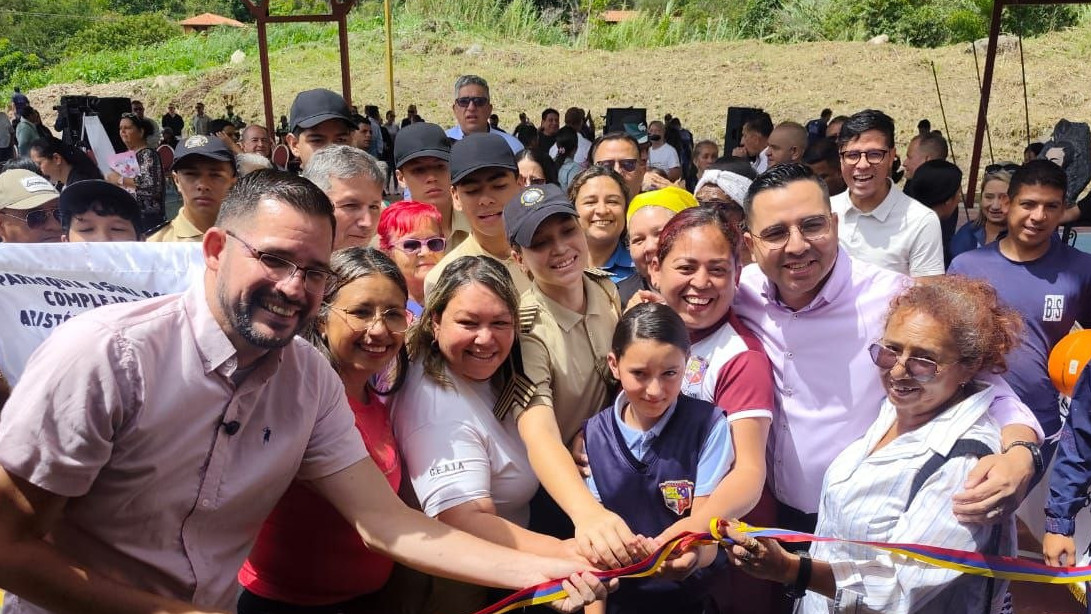 http://fronteradigital.com.ve/Concejo Municipal de Libertador respalda inauguración de cancha en Los Curos