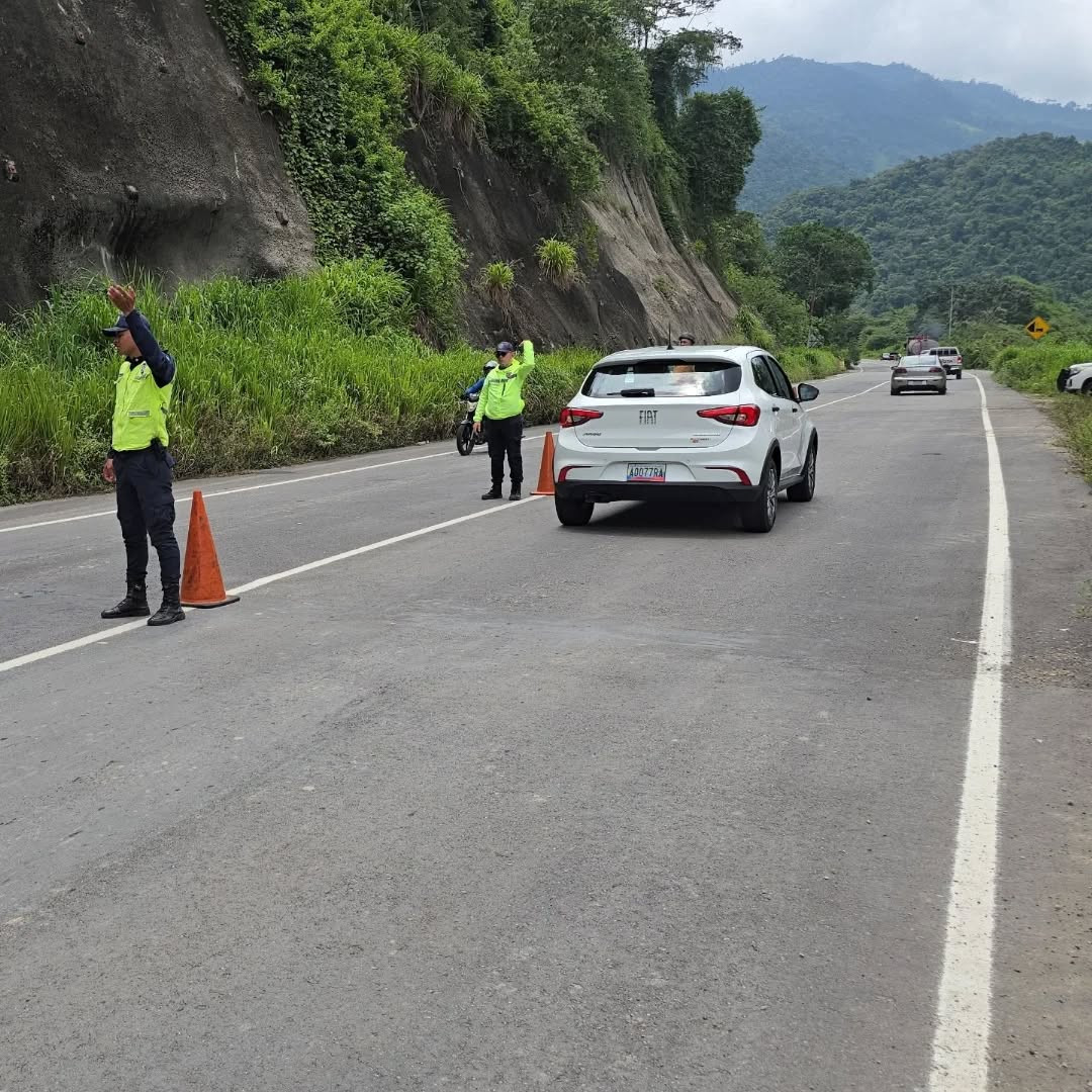 Diario Frontera, Frontera Digital,  El Vigía Panamericana, ,También se pudo conocer que tras las fuertes precipitaciones registradas durante la madrugada de este jueves, equipos de la Gobernación de Mérida habilitaron desde tempranas horas la maquinaria del Ministerio de Obras Públicas para despejar el sedimento en la vía,Paso por la Local 008 se mantiene abierto