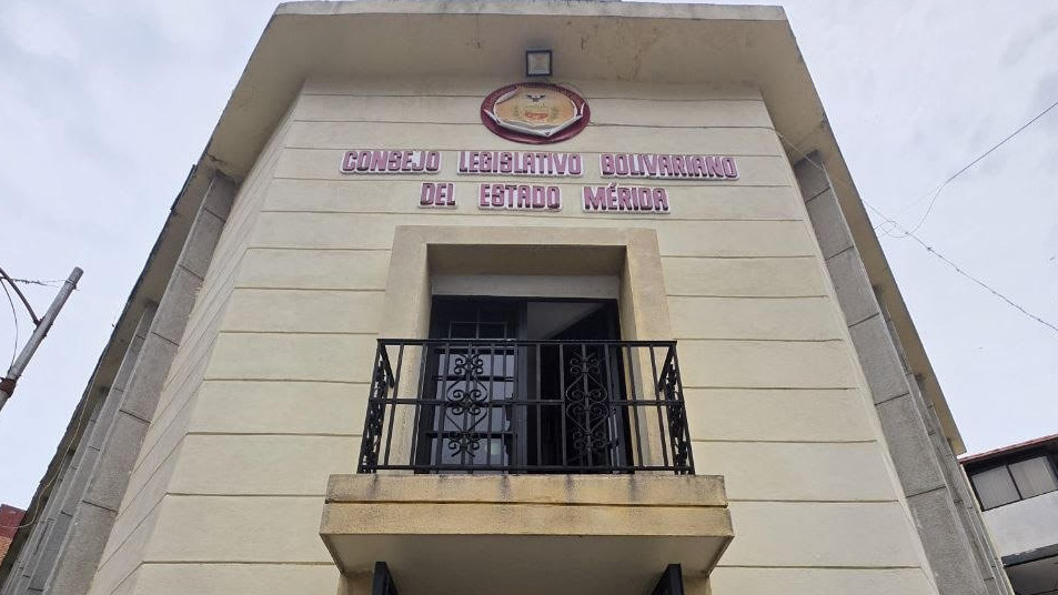 http://fronteradigital.com.ve/Avanzan los trabajos de rehabilitación integral en el Salón Fabricio Ojeda del CLEBM
