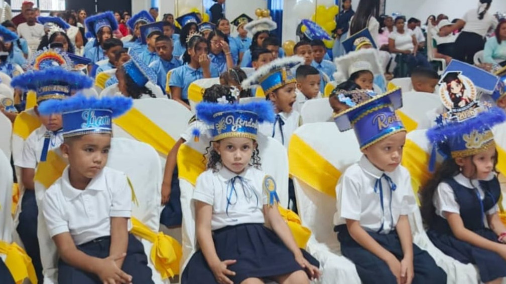 http://fronteradigital.com.ve/Primera dama de Sucre acompaña promoción escolar en la parroquia 
Rómulo Gallegos y motiva a los estudiantes hacia su nueva etapa