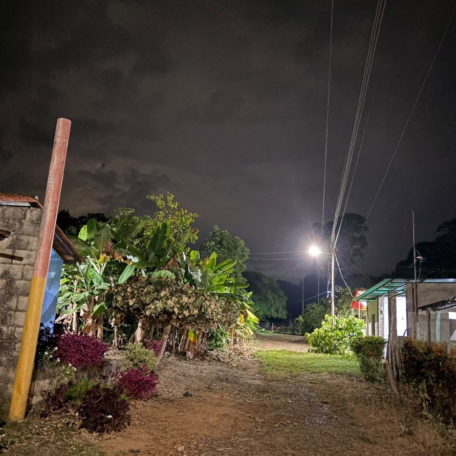 Diario Frontera, Frontera Digital,  Regionales, ,Alcalde Víctor Bustamante entrega por primera vez alumbrado público 
en el sector Las Casitas de Caño El Tigre