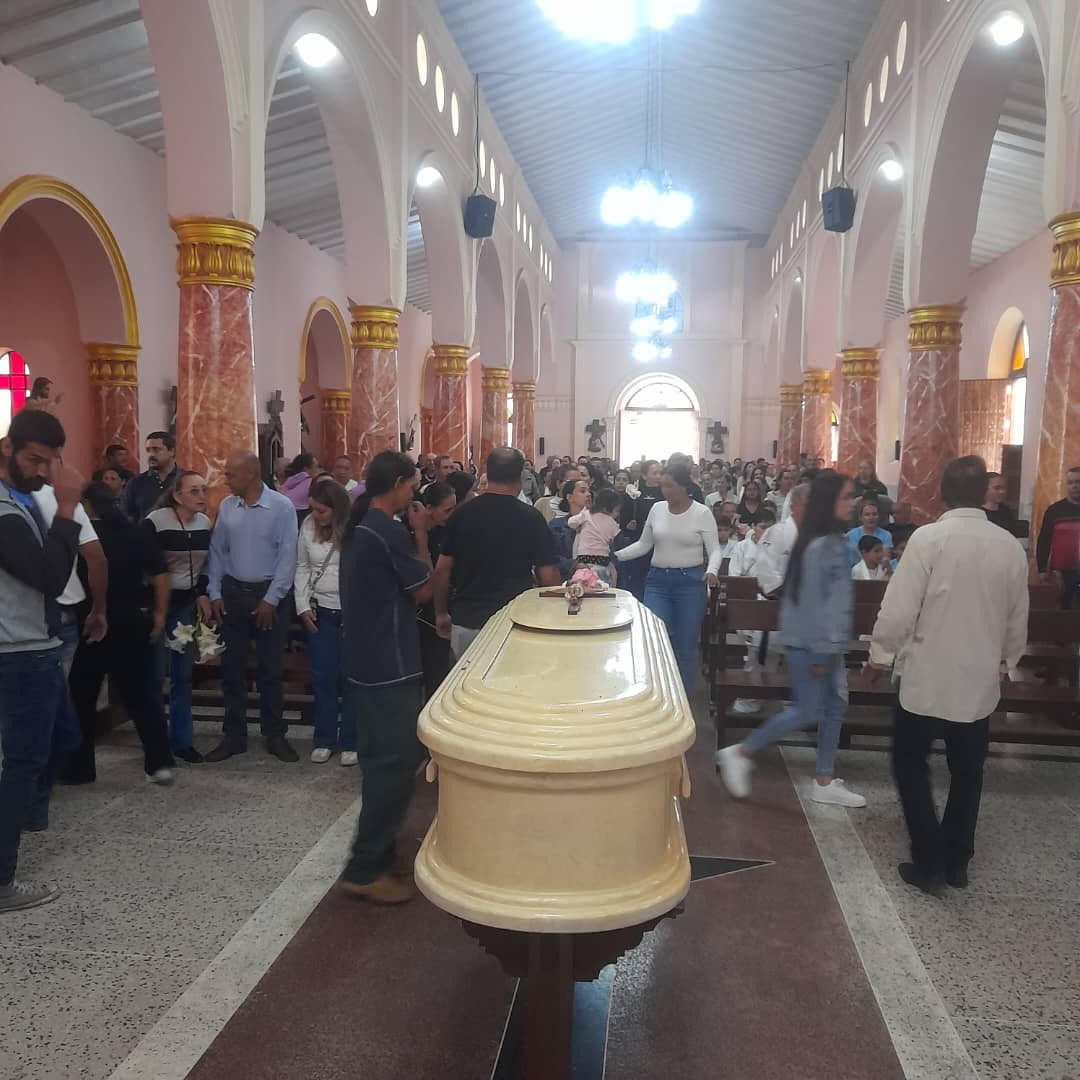 Diario Frontera, Frontera Digital,  Regionales, ,Luego de una compleja enfermedad durante 2 años, la joven comunicadora canagüense, entregó su alma al Creador el pasado sábado 22 de agosto y ayer domingo recibió cristiana sepultura en el camposanto local.,Canaguá despidió con afecto popular a periodista María Angélica Mora