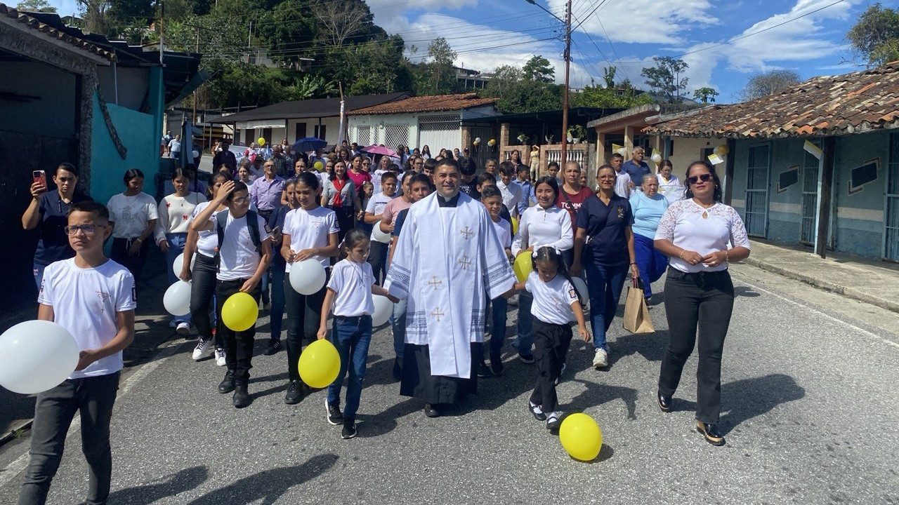 http://fronteradigital.com.ve/Comunidades de El Amparo y San Pedro en Tovar dan la bienvenida al nuevo párroco Carlos Gustavo Araújo