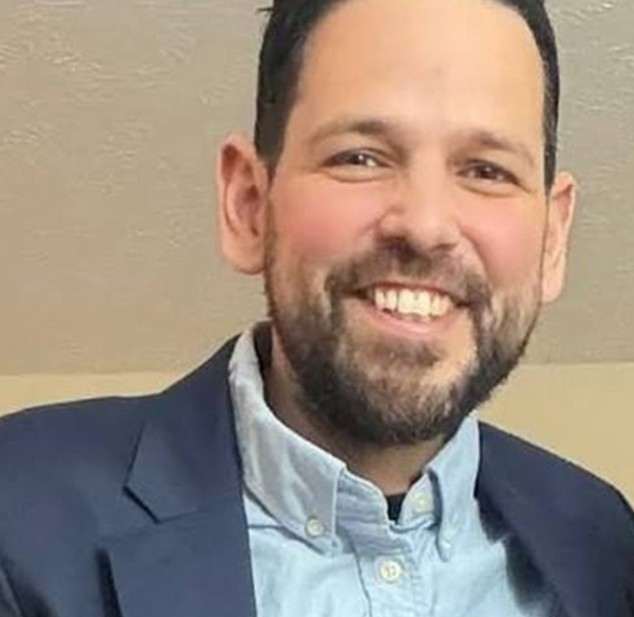 Diario Frontera, Frontera Digital,  Regionales, ,Gabriela, su esposa, contó que el último susto fuerte pasó hace unas tres semanas. A Carlos le iban a entregar la comida, se levantó de la cama, se desmayó y terminó internado un par de días por desnutrición y deshidratación, ya que la comida que dan en el lugar no lo está alimentando bien,Familiares denuncian grave deterioro de salud del exalcalde de Mérida 
Carlos García bajo custodia del ICE