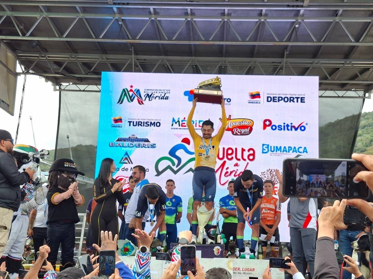 Diario Frontera, Frontera Digital,  Deportes, ,El dominio de la Selección Colombia fue total en la clasificación general, copando las tres primeras posiciones del podio. Peña superó por 18 segundos a su compañero Sebastián Castaño y por 44 segundos a Steven García, quienes se ubicaron en el segundo y tercer puesto, respectivamente,Reinó en la III Vuelta a Mérida: Colombiano Wilson Peña conquistó los Andes