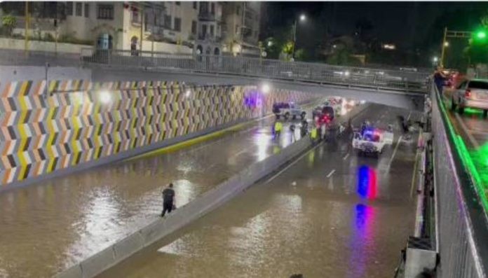 Diario Frontera, Frontera Digital,  CARACAS, LLUVIAS, Nacionales, ,Lluvias causan inundaciones en vías de Caracas este #10ago