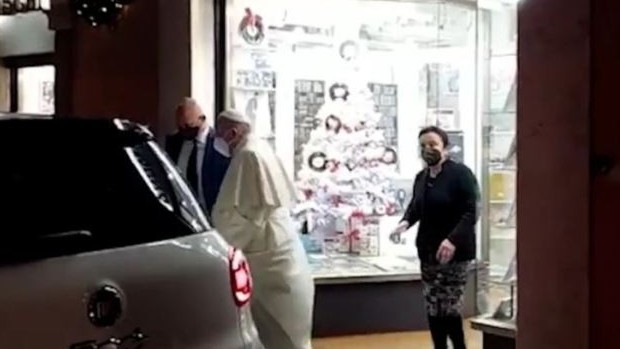 https://fronteradigital.com.ve/El papa Francisco salió del Vaticano y apareció en una tienda de discos en Roma