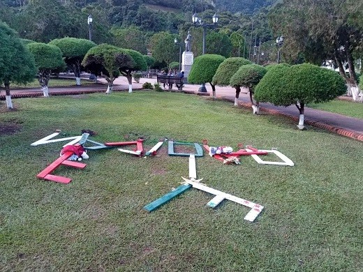 Diario Frontera, Frontera Digital,  ZEA, PLAZA BOLÍVAR, NAVIDAD, Mocoties, ,Zedeños rechazan daños  a los adornos navideños en la Plaza Bolívar en Zea