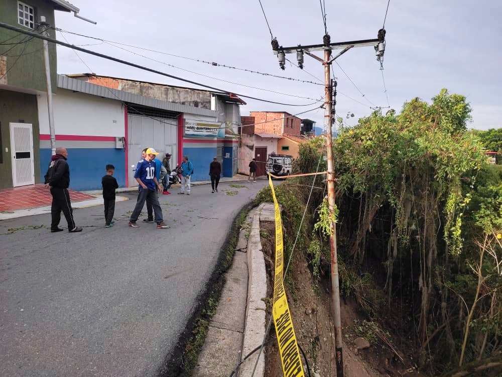 Diario Frontera, Frontera Digital,  Fonhvim, CASAS AVENIDA 1 MÉRIDA, TALUD, Regionales, ,Fonhvim inspeccionó viviendas de la avenida 1