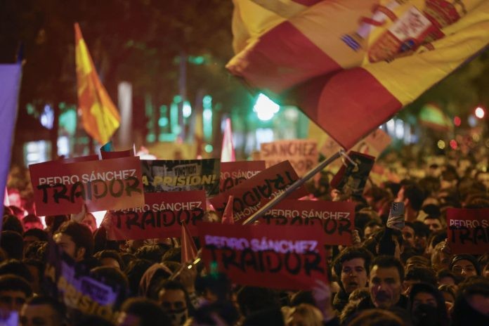 Diario Frontera, Frontera Digital,  PROTESTAS EN ESPAÑA, Internacionales, ,Por segundo día consecutivo: miles de personas protestan 
en España contra Pedro Sánchez y la amnistía para los independentistas