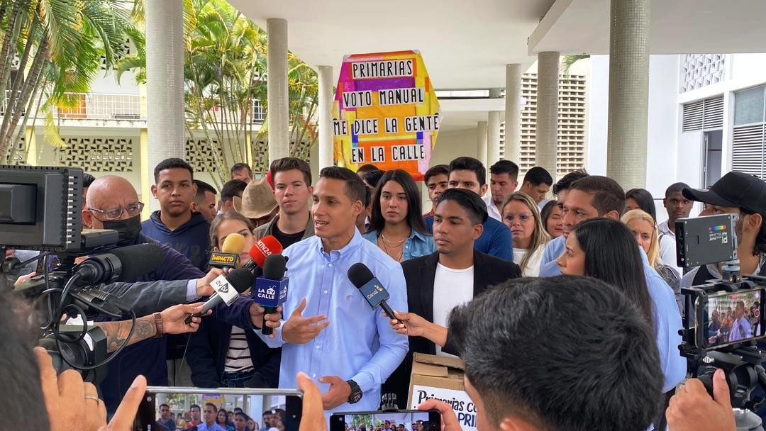 Diario Frontera, Frontera Digital,  VENTE JOVEN VENEZUELA, Politica, ,Jóvenes de Vente Venezuela entregan a la Comisión
de Primarias 10 mil firmas a favor del voto manual