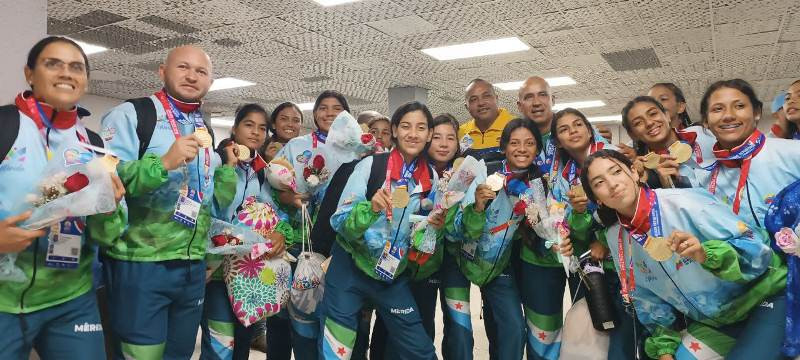 Diario Frontera, Frontera Digital,  Deportes, ,Gobernador Jehyson Guzmán rindió homenaje a la selección de kickingball de playa