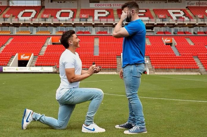 Diario Frontera, Frontera Digital,  Deportes, ,Futbolista Josh Cavallo le pidió matrimonio a su novio en el estadio del Adelaida United
