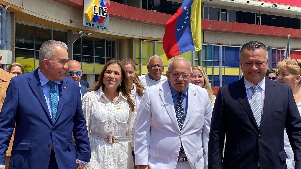 Diario Frontera, Frontera Digital,  Politica, ,Luis Eduardo Martínez inscribe su candidatura presidencial por Acción Democrática ante el CNE