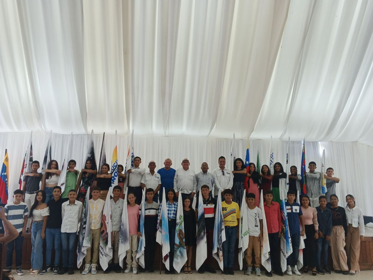 Diario Frontera, Frontera Digital,  El Vigía Panamericana, ,Alcaldía de Alberto Adriani creó la agrupación de banderas y dotó de uniformes a sus integrantes