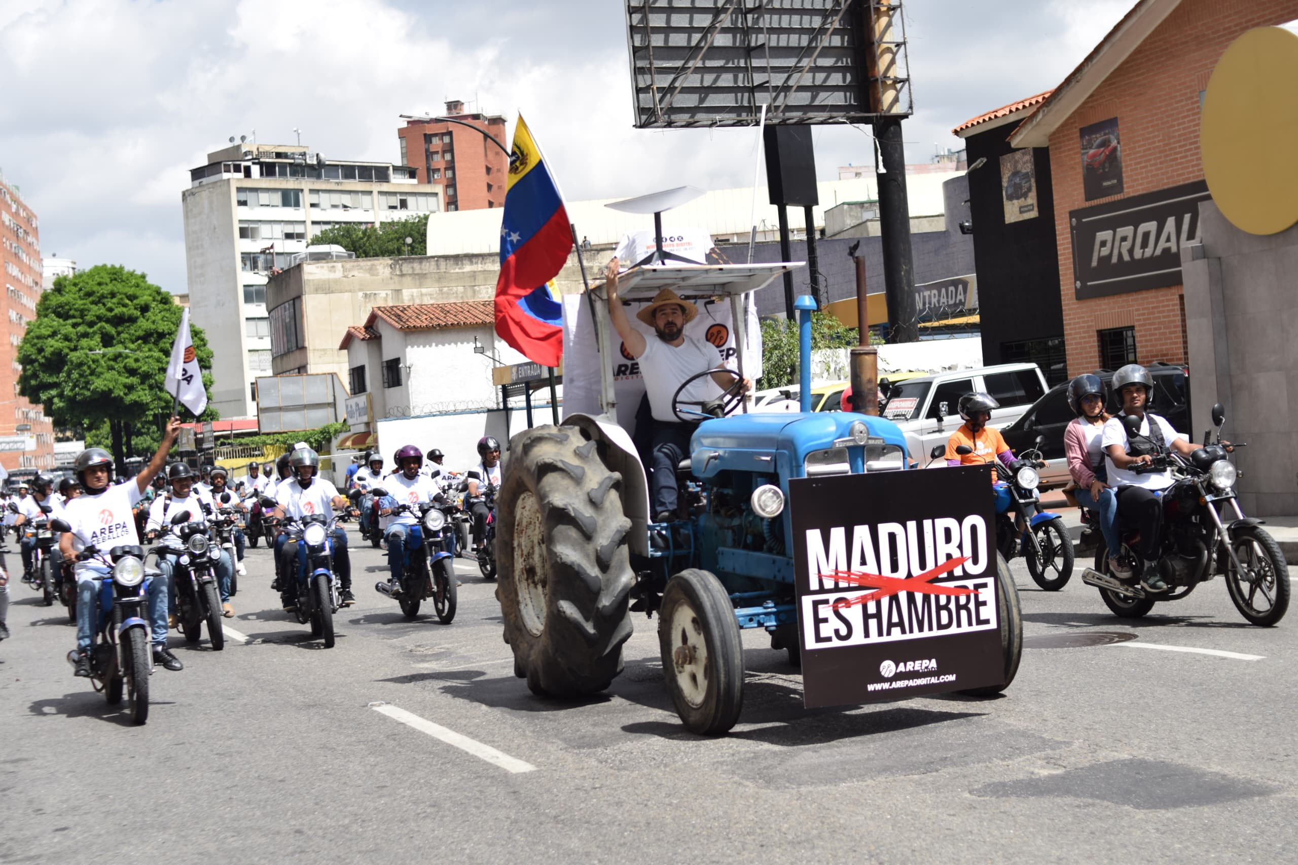 Diario Frontera, Frontera Digital,  Politica, ,Daniel Ceballos arrancó su campaña presidencial recorriendo Caracas con un tractor