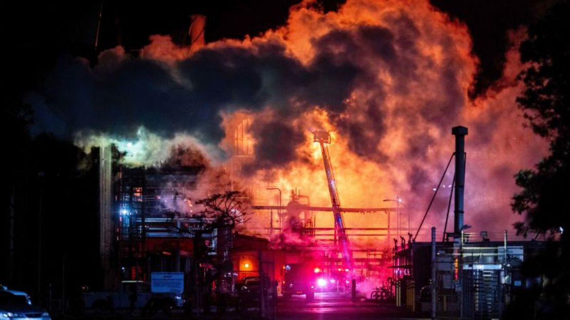 Diario Frontera, Frontera Digital,  Internacionales, ,El personal de bomberos continúa trabajando para controlar las llamas y evaluar los daños, mientras la situación permanece bajo vigilancia por posibles impactos ambientales y de seguridad en la región,Una explosión desató un incendio masivo en la mayor refinería de El Segundo en California