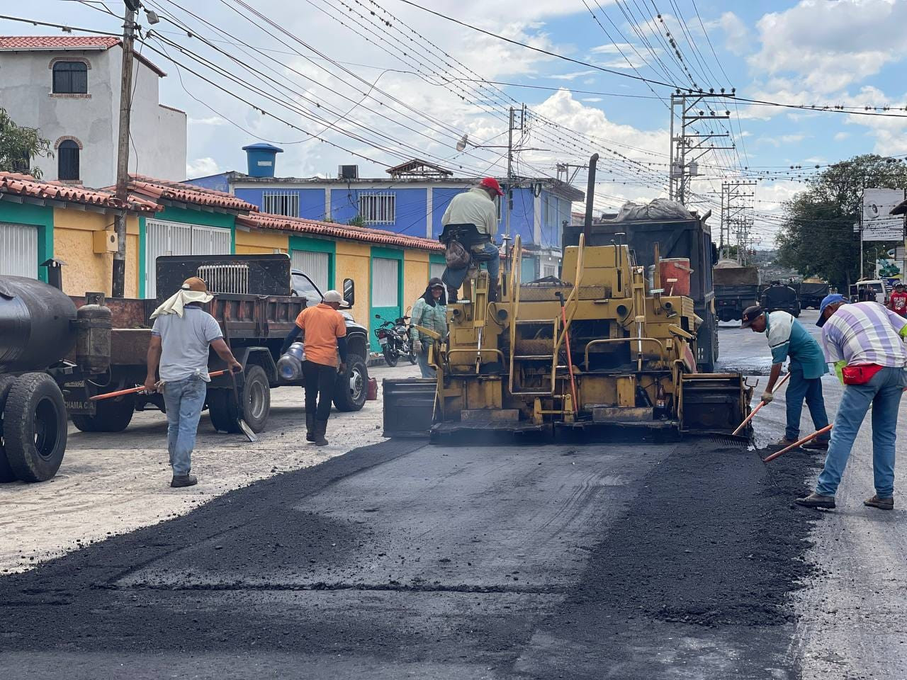 Diario Frontera, Frontera Digital,  Regionales, ,Desde el puente en el sector El Boticario, se dio inicio este sábado 11 de octubre al plan de asfaltado anunciado por el alcalde del municipio Campo Elías, Jesús Rodríguez, en el cual se aplicaron cerca de 200 toneladas,Aplicadas más de 200 toneladas de asfalto en av. Fernández Peña de Ejido