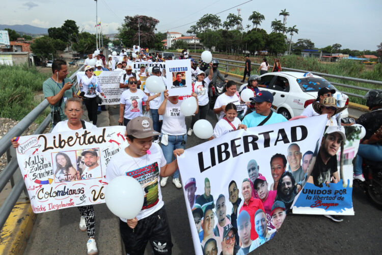 Diario Frontera, Frontera Digital,  Internacionales, ,Familiares de ciudadanos colombianos detenidos en Venezuela sostienen carteles en una protesta para exigir su libertad este sábado, en el puente internacional Simón Bolívar en La Parada (Colombia).,Familiares de colombianos detenidos en Venezuela piden su liberación en puente Simón Bolívar