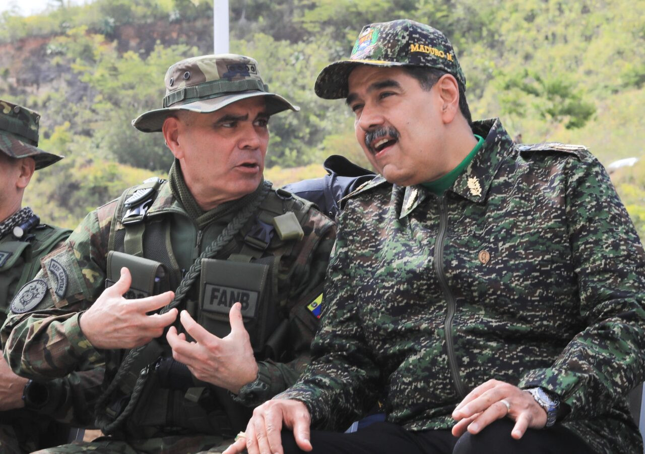 Diario Frontera, Frontera Digital,  Internacionales, ,Fotografía cedida por el Palacio de Miraflores donde se observa a Nicolás Maduro (d), junto al ministro de Defensa, Vladimir Padrino López,The New York Times: EE UU autorizó operaciones encubiertas de la CIA en Venezuela