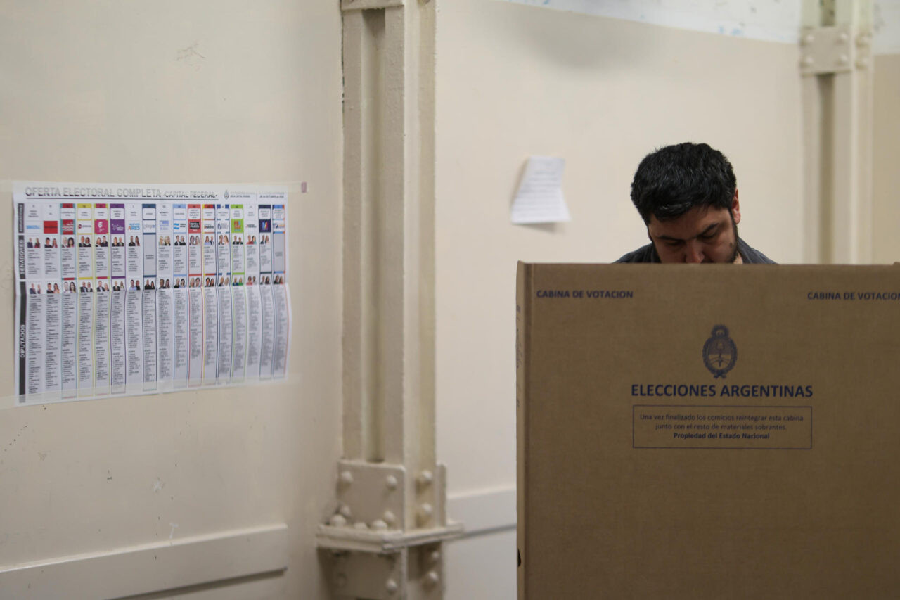Diario Frontera, Frontera Digital,  Internacionales, ,Un hombre ejerce su derecho al voto en la Ciudad de Buenos Aires hoy domingo al realizarse las elecciones legislativas a nivel nacional que eligen diputados y senadores en la república Argentina. Foto EFE/Juan Ignacio Roncoroni,Participación provisional en elecciones argentinas 
alcanza el 66%, la más baja en 40 años