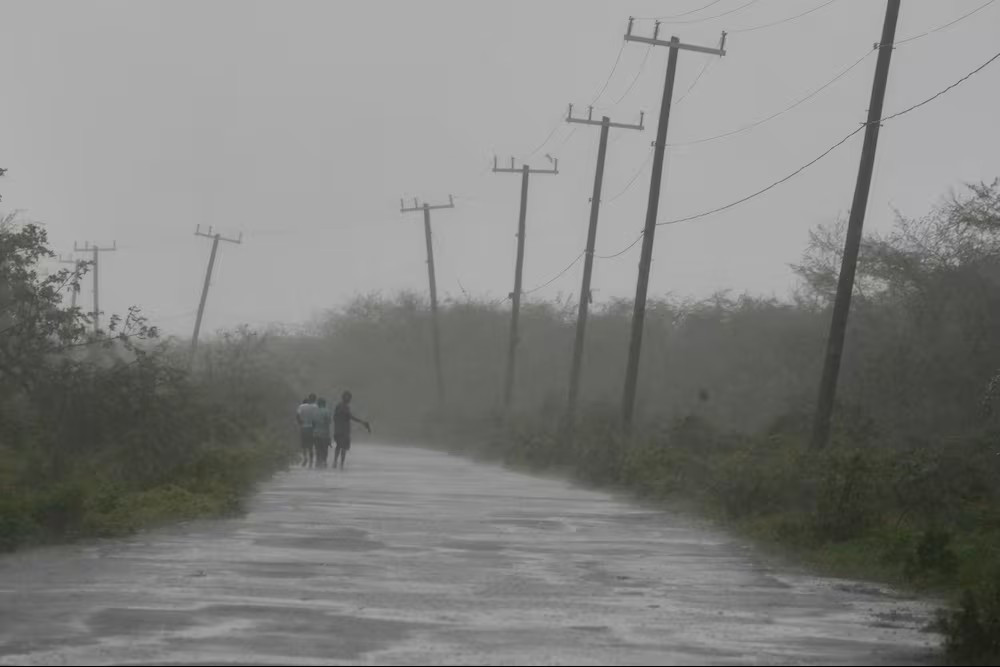 Diario Frontera, Frontera Digital,  Internacionales, ,Un grupo de personas camina por una carretera de Rocky Point durante el paso del huracán ‘Melissa’ por Jamaica. Matias Delacroix (AP),El ojo del huracán ‘Melissa’ cruza Jamaica y baja a categoría 4