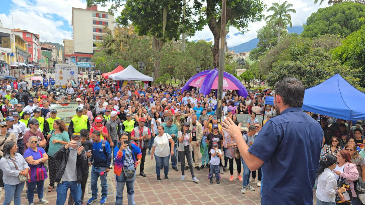 Diario Frontera, Frontera Digital,  Politica, ,El acto culminó con la ratificación del espíritu revolucionario y socialista del pueblo de Mérida, dispuesto a defender sus valores y su independencia en la plaza Bolívar.,Mérida conmemoró 13 años de la victoria de Chávez y reafirma la defensa de la soberanía y la paz