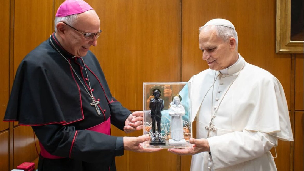 Diario Frontera, Frontera Digital,  Nacionales, ,El encuentro subraya la cercanía entre la Arquidiócesis de Caracas y la Santa Sede en vísperas de un acontecimiento histórico para la Iglesia venezolana.,Arzobispo de Caracas obsequia estatuas de José Gregorio Hernández 
y Carmen Rendiles al Papa León XIV