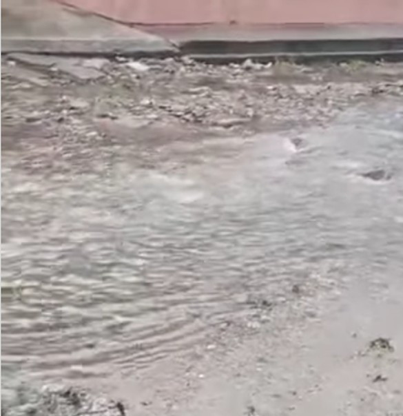 Diario Frontera, Frontera Digital,  El Vigía Panamericana, ,"Los afectados pasamos las respectivas denuncias y oficios a la Alcaldía Alberto Adriani y no hay respuestas por parte de la Gerencia de Ingeniería y Planeamiento Urbano Local", dijo Quintero.,Lluvias inundan viviendas del barrio El Paraíso 
por falta de mantenimiento a las aguas pluviales