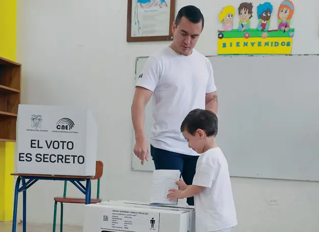 Diario Frontera, Frontera Digital,  Internacionales, ,Daniel Noboa junto a su hijo deposita su voto en la jornada electoral de este domingo | Getty Image,Por qué Daniel Noboa sufrió en Ecuador un masivo revés electoral 7 meses después de ganar cómodamente su reelección