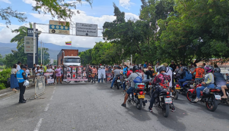 Diario Frontera, Frontera Digital,  Internacionales, ,La medida de protesta adoptada por los familiares, para forzar la presencia de las autoridades colombiana en el puente, fue bloquear de manera intermitente el paso por la infraestructura terrestre, sin embargo, para hoy contemplan  la posibilidad de trancar de manera permanente el tránsito,,Familiares de colombianos presos en Venezuela 
anuncian cierre total del puente Simón Bolívar