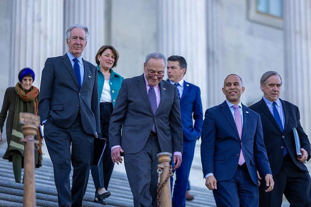 Diario Frontera, Frontera Digital,  Internacionales, ,El líder de la minoría del Senado estadounidense, Chuck Schumer (D-NY), y el líder de la minoría de la Cámara de Representantes, Hakeem Jeffries (D-NY), salen del Capitolio para hablar con los medios el 1 de abril de 2025 en Washington, DC. El senador Cory Booker (D-NJ) habló en el pleno del Senado durante más de 25 horas protestando contra la agenda del presidente Trump, rompiendo el récord establecido por el senador Strom Thurmond con su obstrucción parlamentaria de 24 horas y 18 minutos contra la Ley de Derechos Civiles en 1957.,Senado de EEUU rechaza resolución para frenar operaciones militares en el Caribe