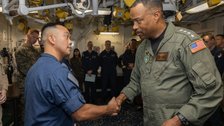 Diario Frontera, Frontera Digital,  Internacionales, ,El almirante Alvin Holsey, jefe del Comando Sur de Estados Unidos, saluda a personal militar durante su visita al USS Iwo Jima / Cortesía: Comando Sur,Jefe del Comando Sur de EEUU visitó buque de guerra 
en el Caribe durante despliegue contra el narcotráfico