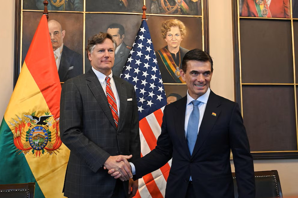 Diario Frontera, Frontera Digital,  Internacionales, ,El presidente de Bolivia, Rodrigo Paz, y el subsecretario de Estado de Estados Unidos, Christopher Landau, se dan la mano tras la ceremonia de investidura del presidente boliviano en La Paz, Bolivia, el 8 de noviembre de 2025 (REUTERS/Claudia Morales),Estados Unidos y Bolivia restablecerán relaciones diplomáticas 
a nivel de embajadores tras 17 años