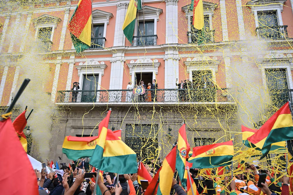 Diario Frontera, Frontera Digital,  Internacionales, ,Cientos de bolivianos se acercaron al Palacio Quemado para saludar al presidente Rodrigo Paza (REUTERS/Claudia Morales),Rodrigo Paz asumió la presidencia de Bolivia 
con una economía al borde del colapso: “El país que recibimos está devastado”