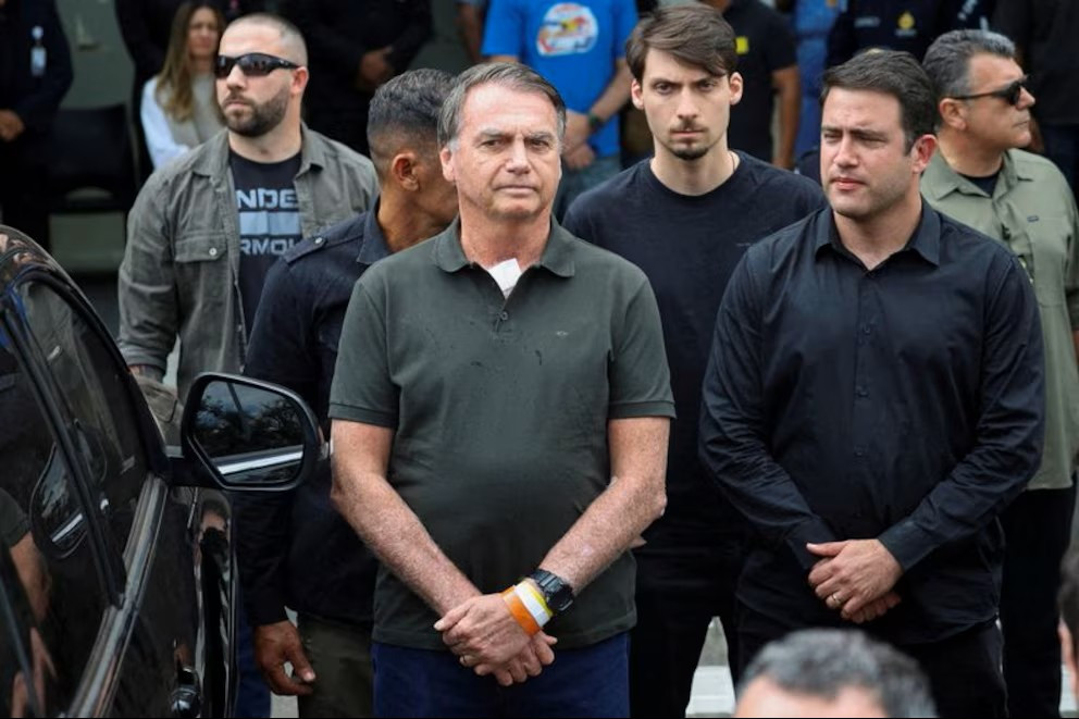Diario Frontera, Frontera Digital,  Internacionales, ,El ex presidente brasileño Jair Bolsonaro sale del hospital donde fue sometido a un procedimiento de cirugía de piel, autorizado por el juez de la Corte Suprema Alexandre de Moraes, el 14 de septiembre de 2025 (REUTERS/Adriano Machado),La Corte Suprema autorizó a Jair Bolsonaro a realizarse un examen médico 
en la celda de la Policía Federal