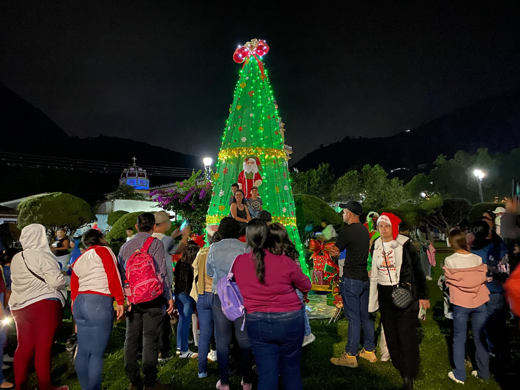 Diario Frontera, Frontera Digital,  Mocoties, ,Zea se Ilumina de Navidad Alcalde Víctor Bustamante Presidió el Tradicional Pregón y Encendido de Luces en la Plaza Bolívar