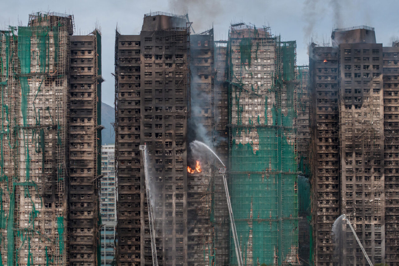 Diario Frontera, Frontera Digital,  Internacionales, ,El balance de muertos aumentó a 151, 5 más que en el anterior parte | Foto: Dale DE LA REY / AFP,Trece detenidos por el incendio en Hong Kong