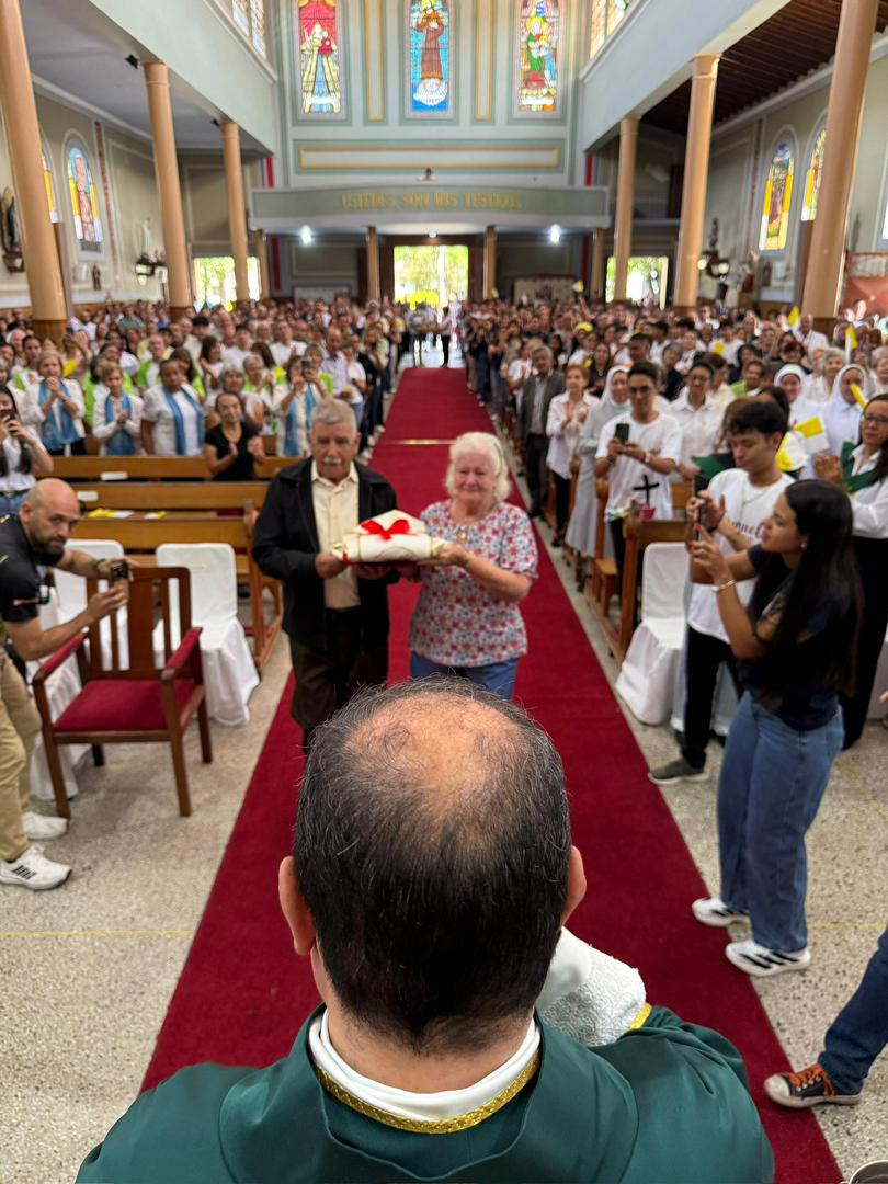 Diario Frontera, Frontera Digital,  Regionales, ,Durante el acto de despedida, acompañado por sus padres, recibió muestras de afecto y palabras de aliento. Elevó una plegaria ante la Virgen de la Candelaria, pidiendo su guía en la nueva etapa que inicia como párroco de la Iglesia El Llano, a partir de este lunes 22 de septiembre,Entre lágrimas y risas los feligreses despidieron al Padre Edduar