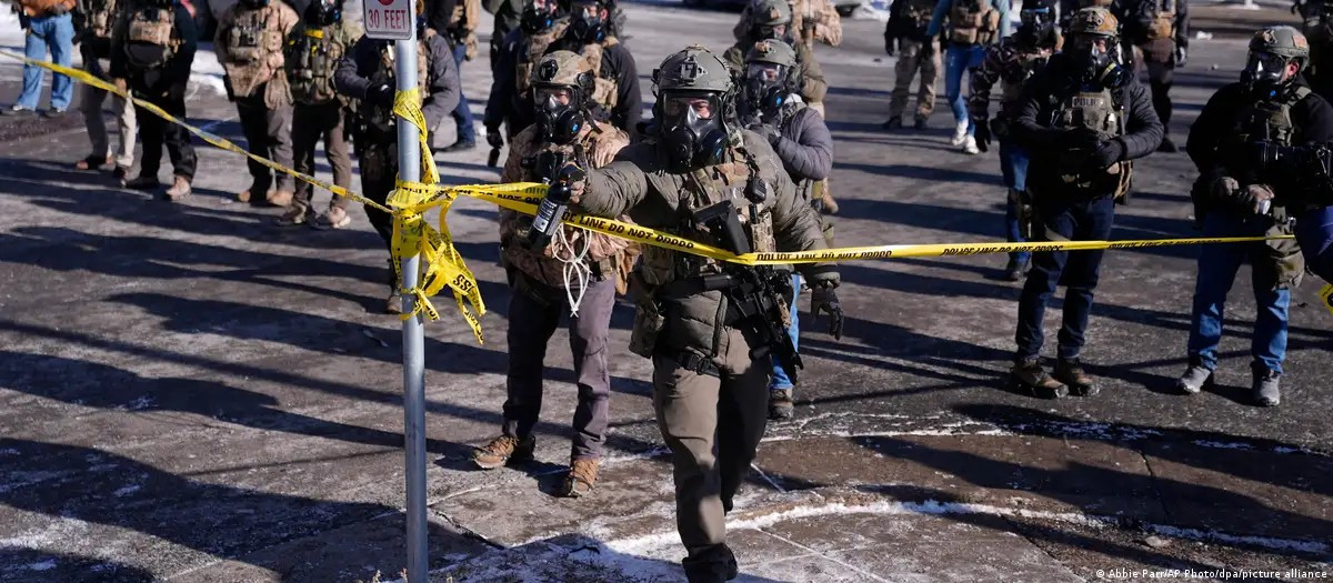 Diario Frontera, Frontera Digital,  Internacionales, ,Agentes lanzan gas pimienta a los manifestantes cerca del sitio donde se produjo la muerte de una persona en Mineápolis.Imagen: Abbie Parr/AP Photo/dpa/picture alliance,Agentes de inmigración matan a un hombre en Mineápolis