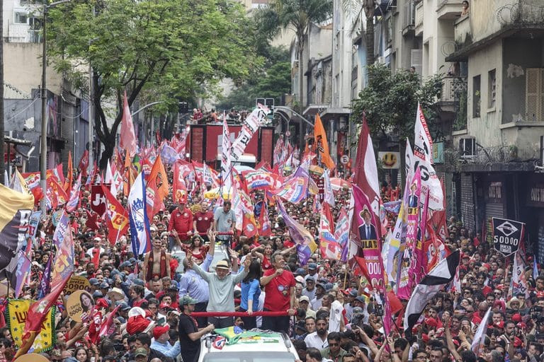Diario Frontera, Frontera Digital,  Internacionales, ,El presidente de Brasil y candidato a la reelección, Luiz Inácio Lula da Silva (i), participa junto a candidato por el Gobierno de Sao Paulo, Fernando Haddad, en una caravana este sábado, en Sao Paulo (Brasil). EFE,Lula y Bolsonaro finalizan campaña con baño de multitudes en Sao Paulo