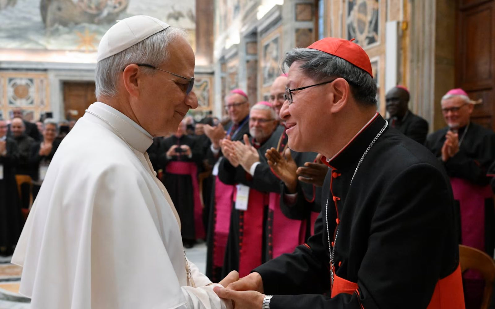 Diario Frontera, Frontera Digital,  Internacionales, ,El Vaticano anunció el nombramiento de Tagle el 9 de octubre. En el mismo comunicado informó que el Papa León XIV había aprobado su elección un día antes, el 8 de octubre, y había aceptado la renuncia de Re ese mismo día.,El Cardenal Tagle es elegido nuevo decano del Colegio Cardenalicio