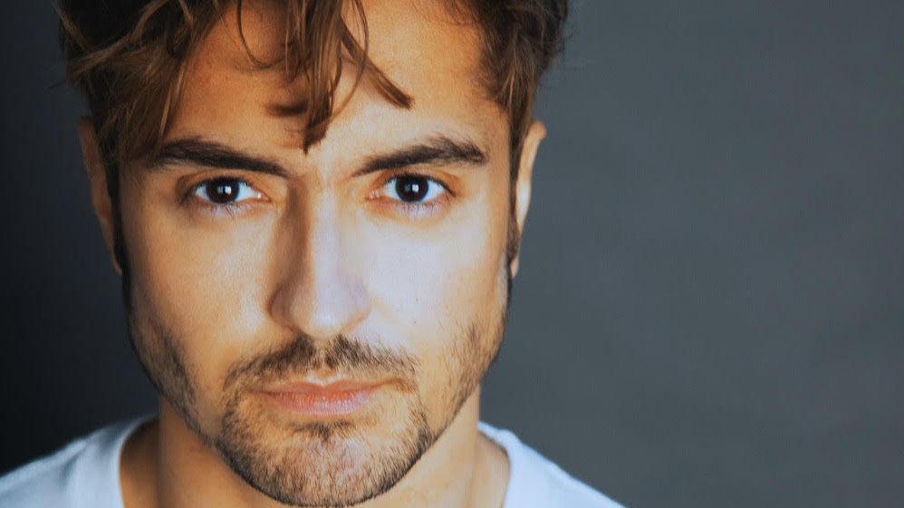 https://fronteradigital.com.ve/Alec Whaite: El perfil que redefine el alcance del actor venezolano en Europa