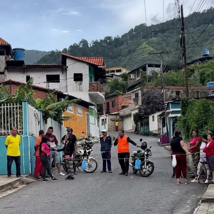 Frontera Digital,  Mocoties,  Habitantes de Quebrada Blanca en Tovar cierran vía en protesta por colas de combustible