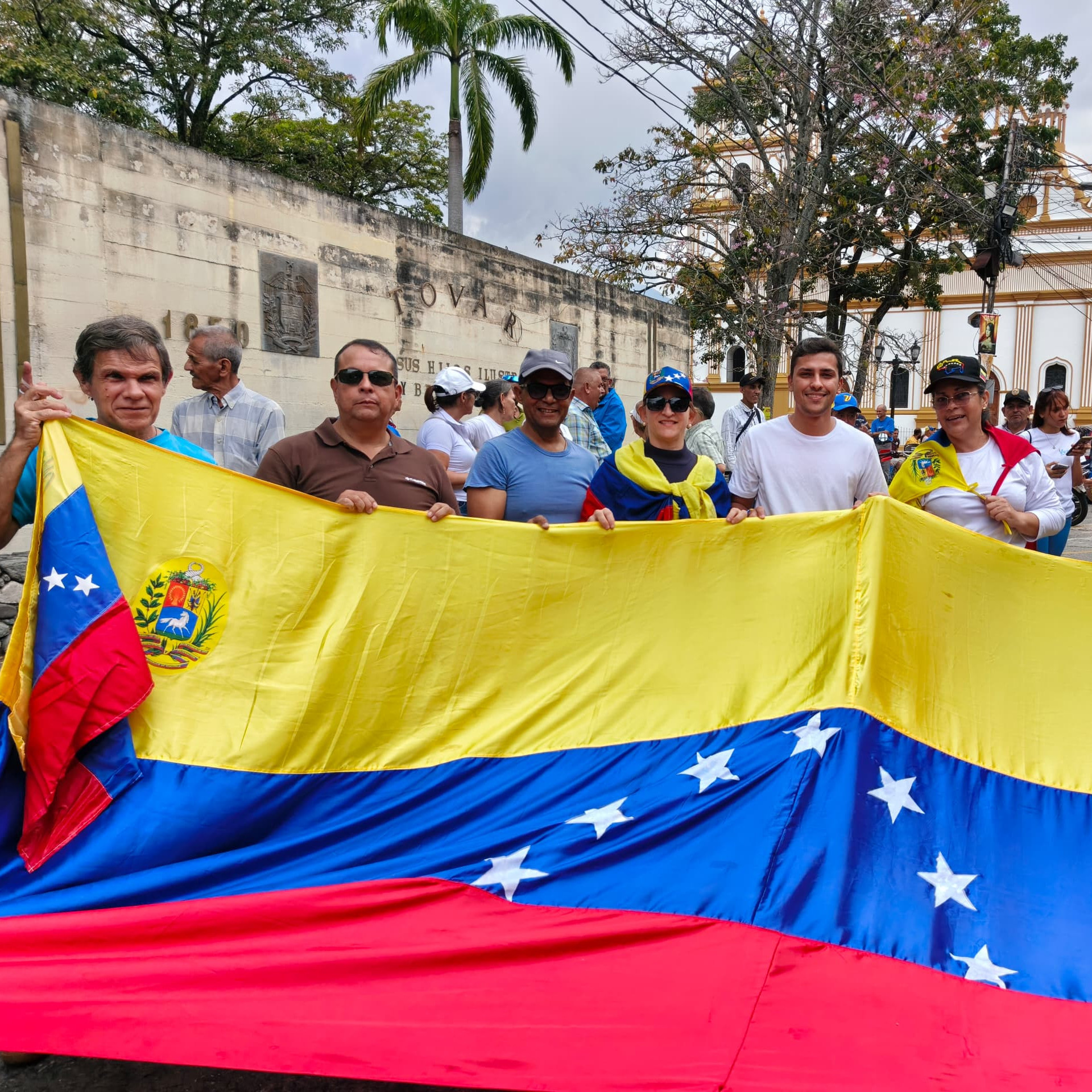 Frontera Digital, Diario Frontera, Tovareños festejaron en la Plaza Bolívar el regreso de María Corina Machado al país